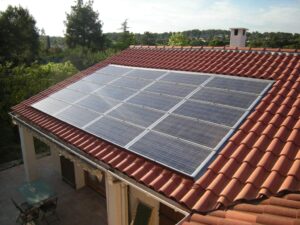 Pose de panneaux solaires intégrés au bâti