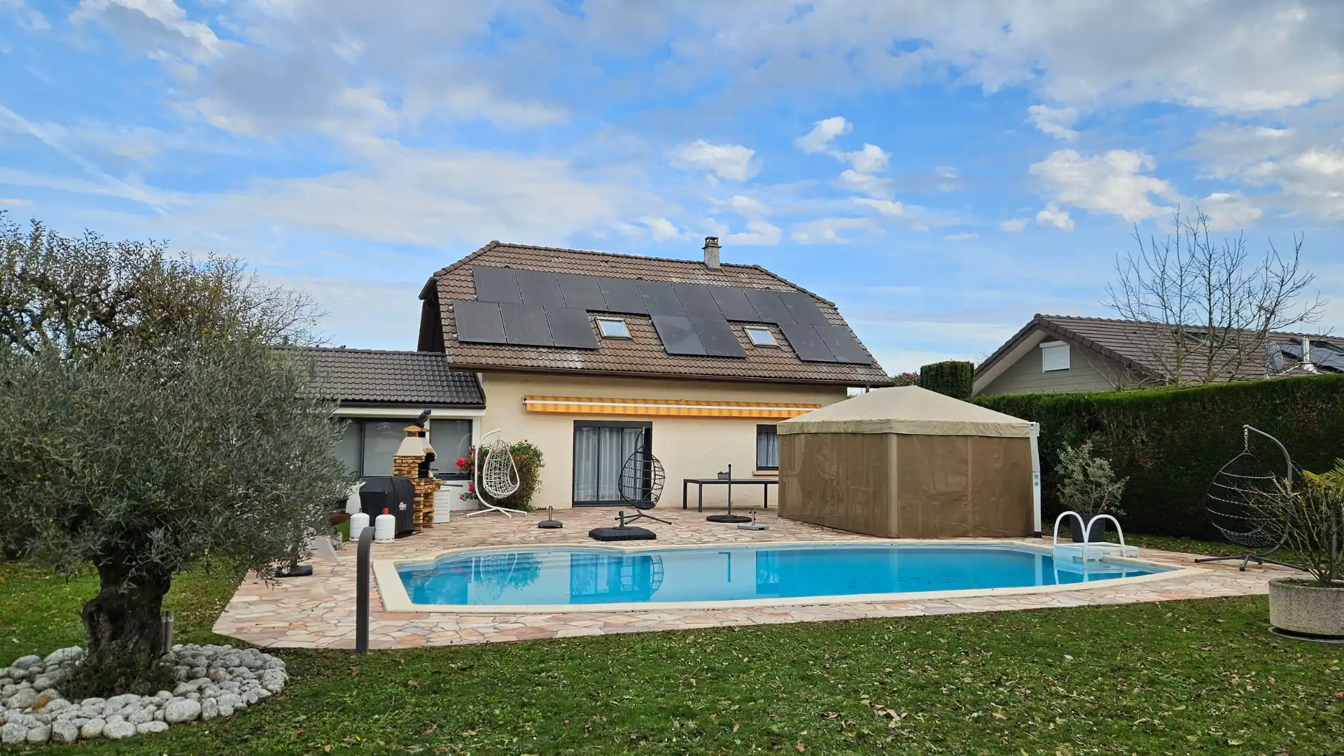 Pose de panneaux solaires sur un toit