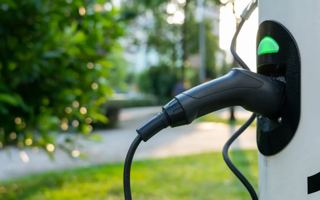 Borne de recharge et panneaux solaires : pourquoi les associer ?