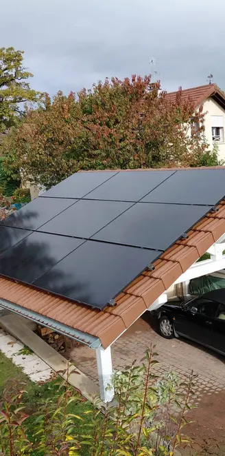 Pose de panneaux solaires sur un Carports