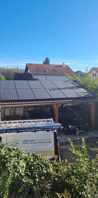 Pose de panneaux solaires sur un Carport