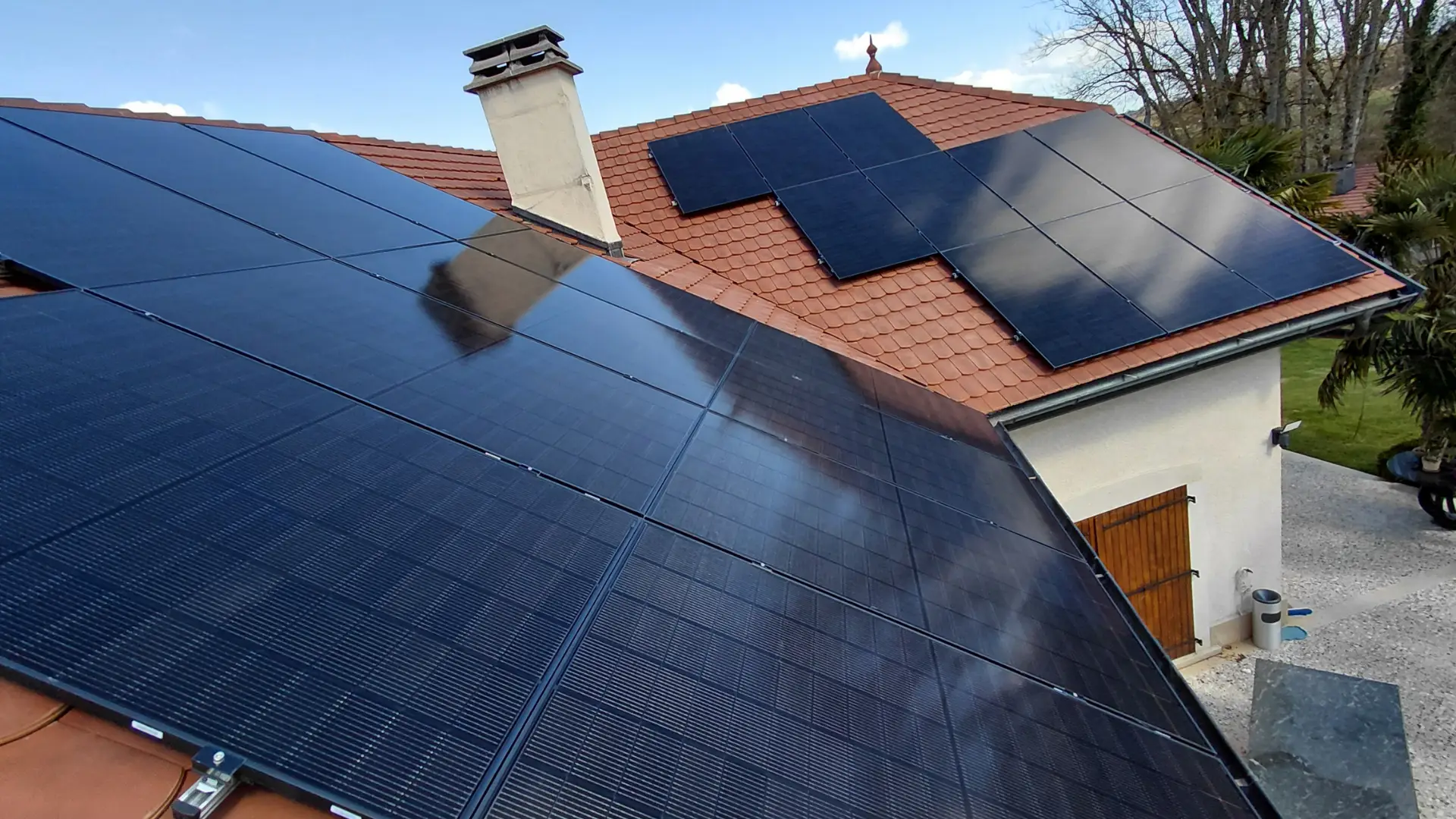 Pose de panneaux solaires et bornes de recharge