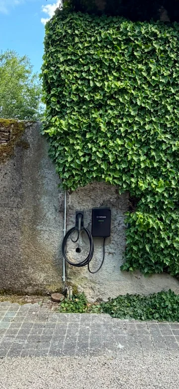 Installation borne de recharge électrique à Crozet