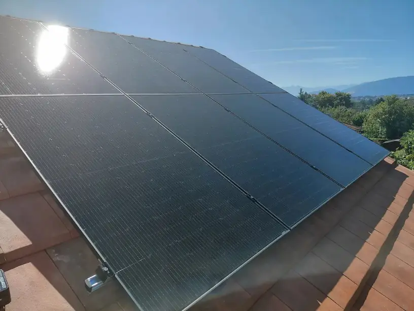 Pose de panneaux photovoltaïques à Ornex