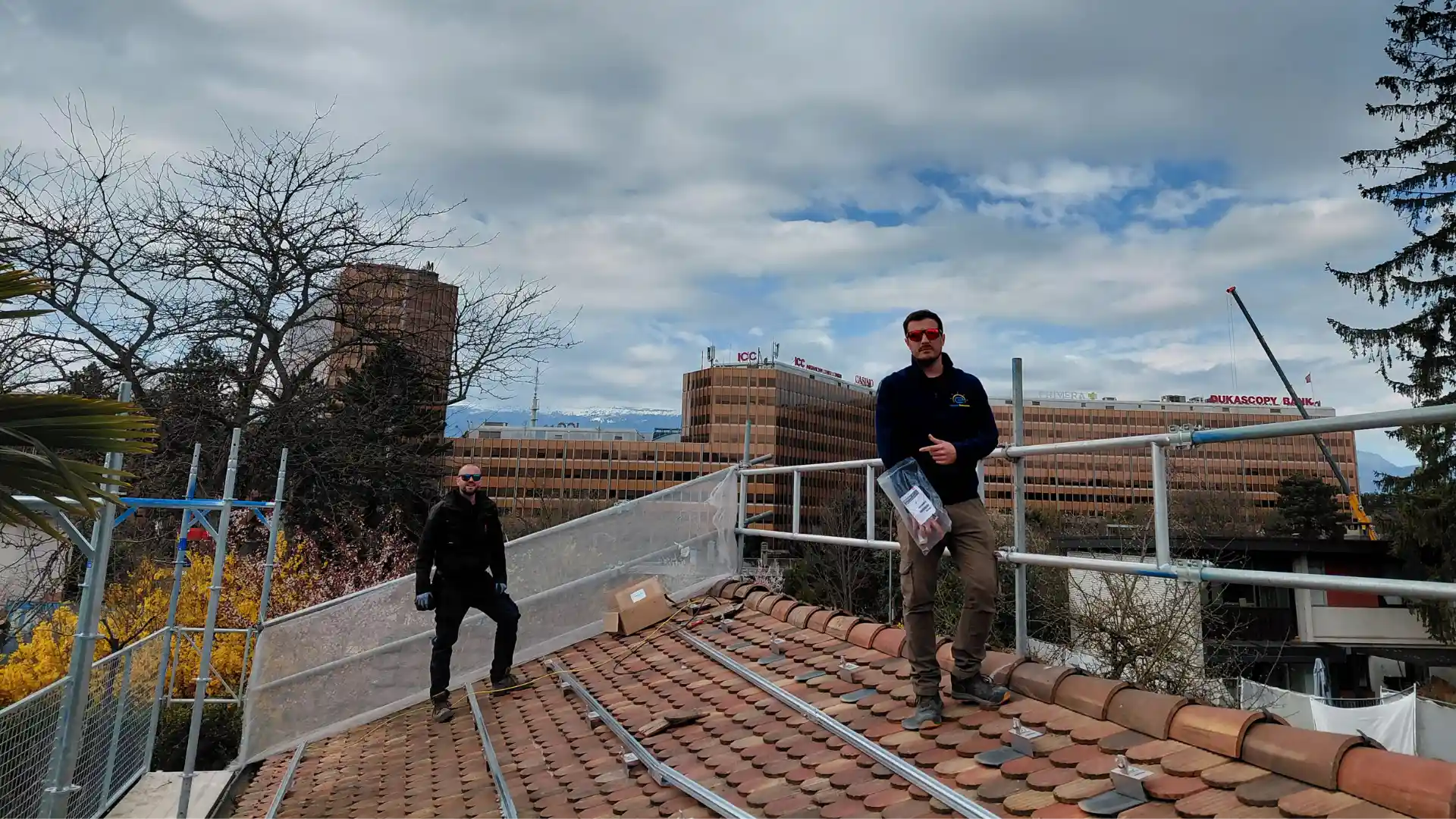 Installation de panneaux solaires sur un toit