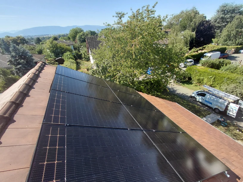 Pose de panneaux photovoltaïques à Ornex