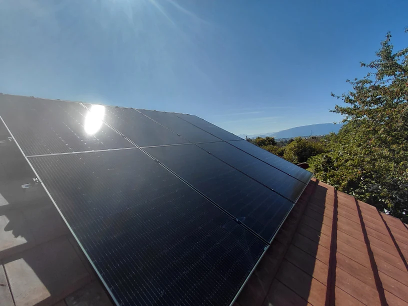 Pose de panneaux photovoltaïques à Ornex