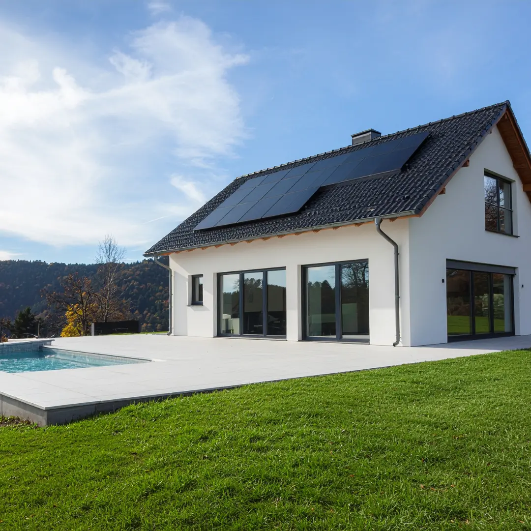 panneaux-photovoltaiques-maison Image d'une maison avec des panneaux photovoltaïques sur le toit