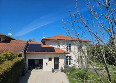 Pose de panneaux solaires à Prévessin