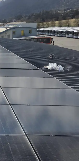 Panneaux solaires installés sur le toit d'un hangar professionnel
