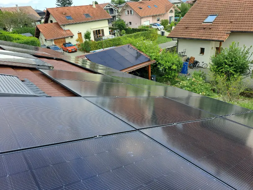 Installation de panneaux photovoltaïques sur un Carports à Thoiry