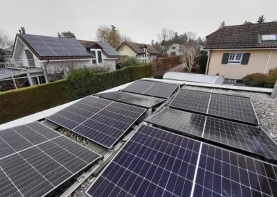 Pose de plusieurs panneaux photovoltaïques à Vesenaz