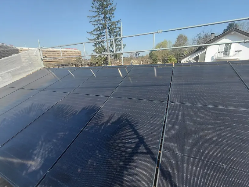 Pose de panneaux solaires à Cointrin en Suisse