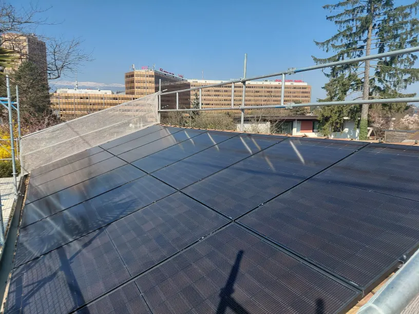 Pose de panneaux solaires à Cointrin en Suisse