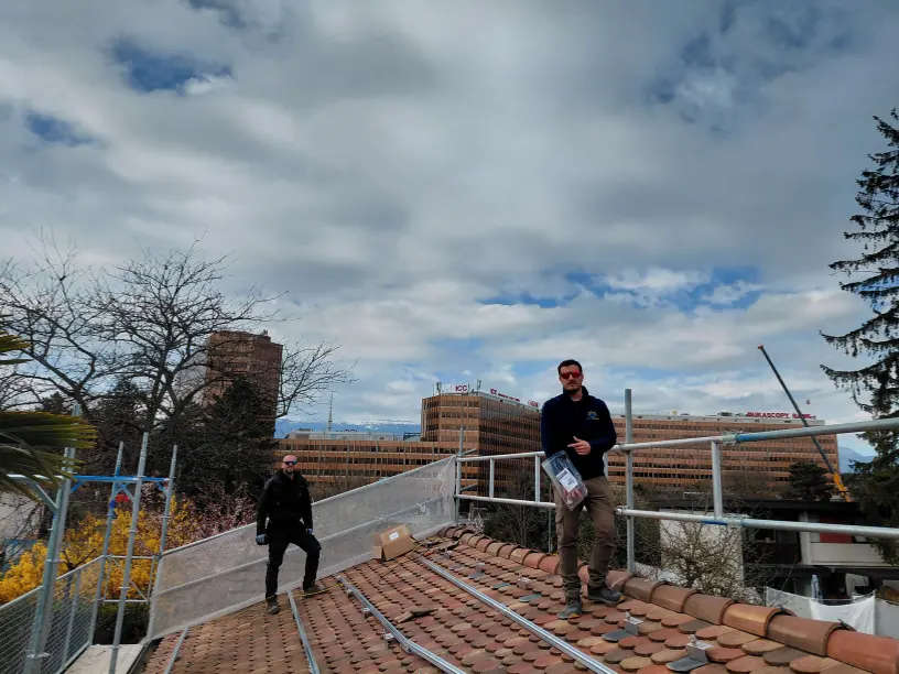 Pose de panneaux solaires à Cointrin en Suisse