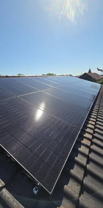 Panneaux solaires posés sur le toit d'un particulier