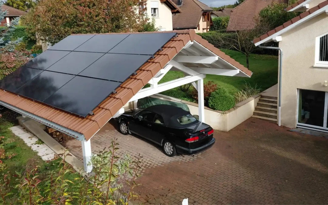 Installation de panneaux solaires sur un carport à Ornex