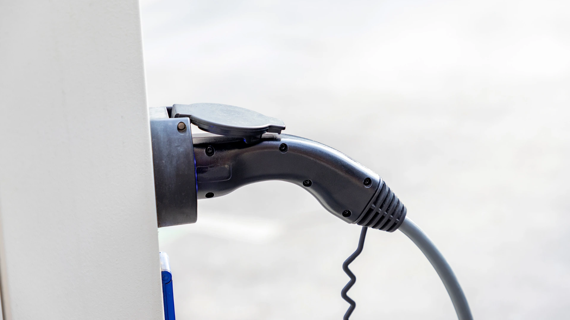 Prise renforcée de bornes de recharge